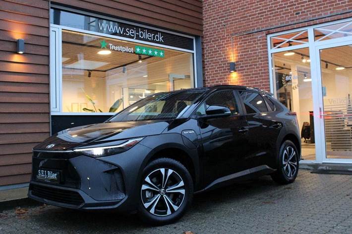 Sort Toyota BZ4X fra 2023