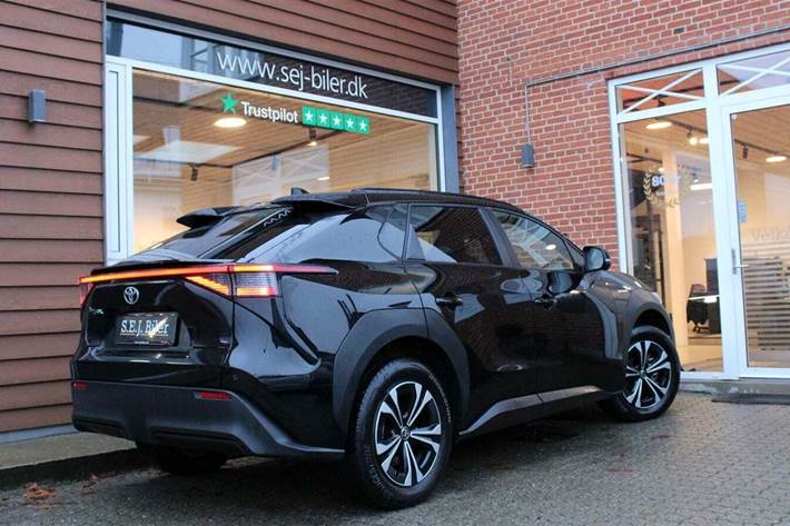 Sort Toyota BZ4X fra 2023