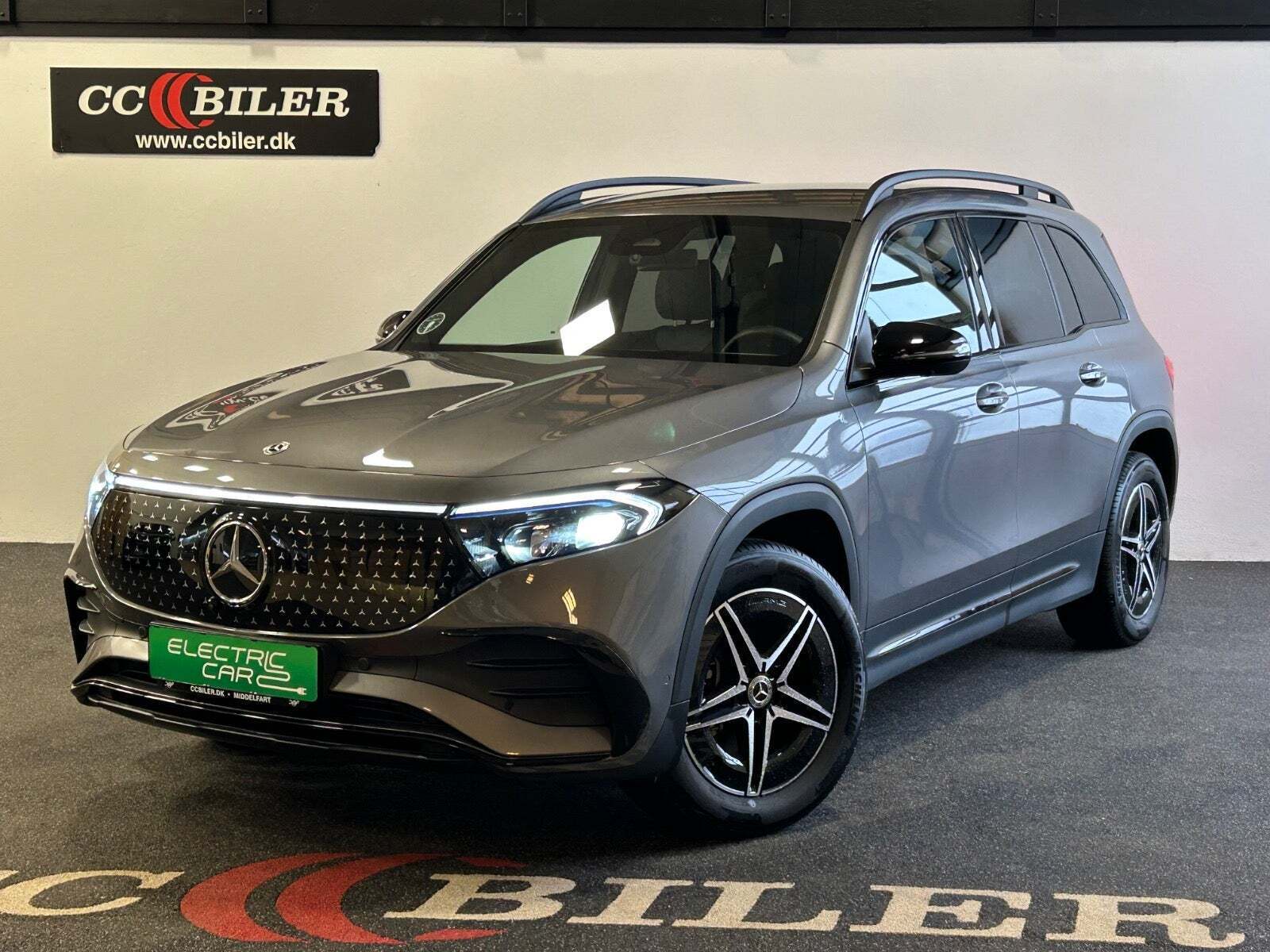 Grå Mercedes EQB250+ fra 2025 set udefra