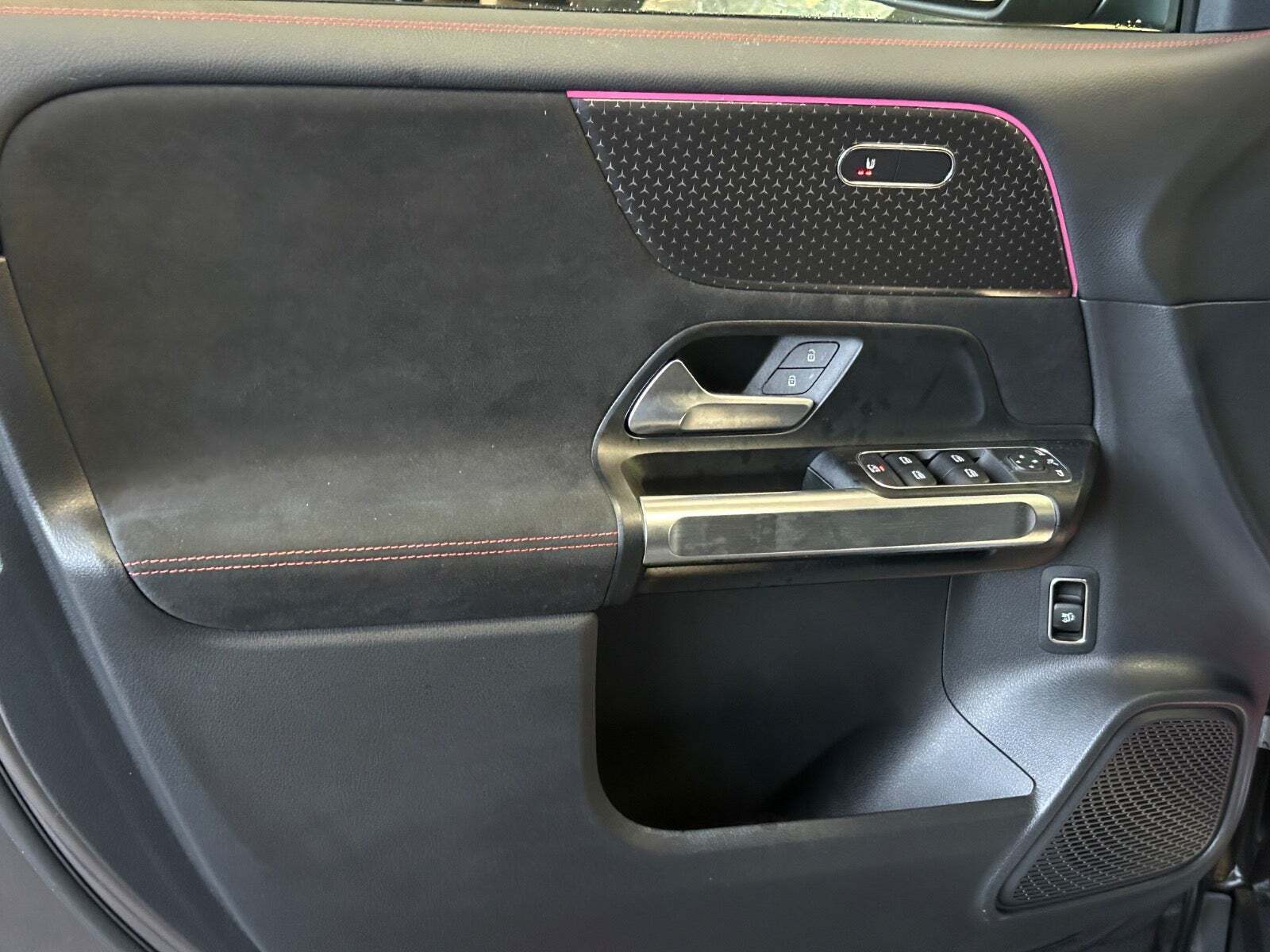 Grå Mercedes EQB250+ fra 2025