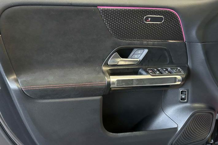 Grå Mercedes EQB250+ fra 2025