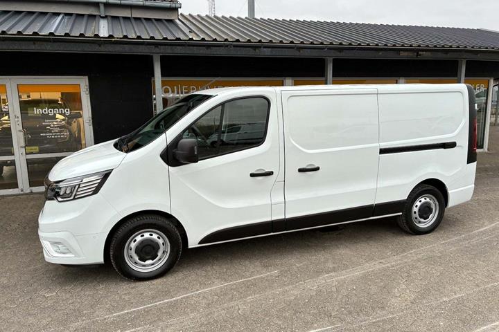 Hvid Renault Trafic fra 2022 set udefra