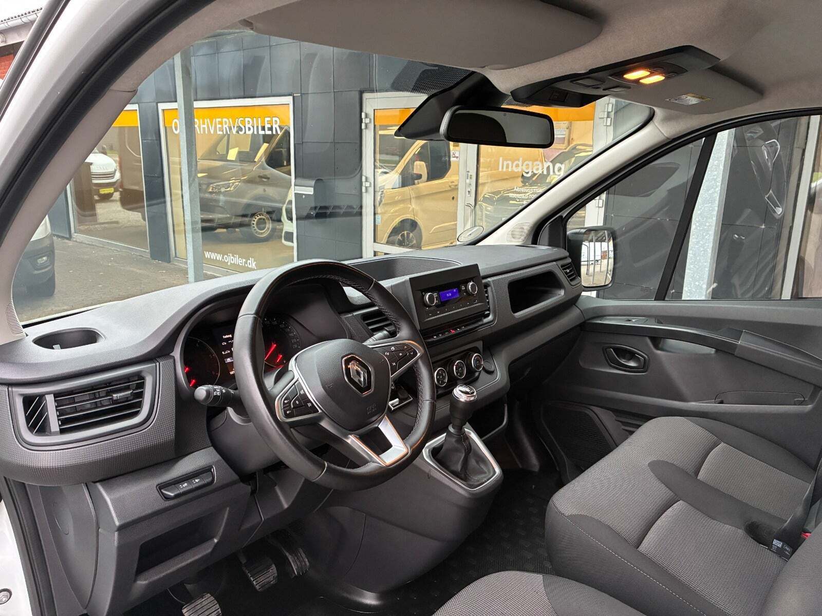 Hvid Renault Trafic fra 2022
