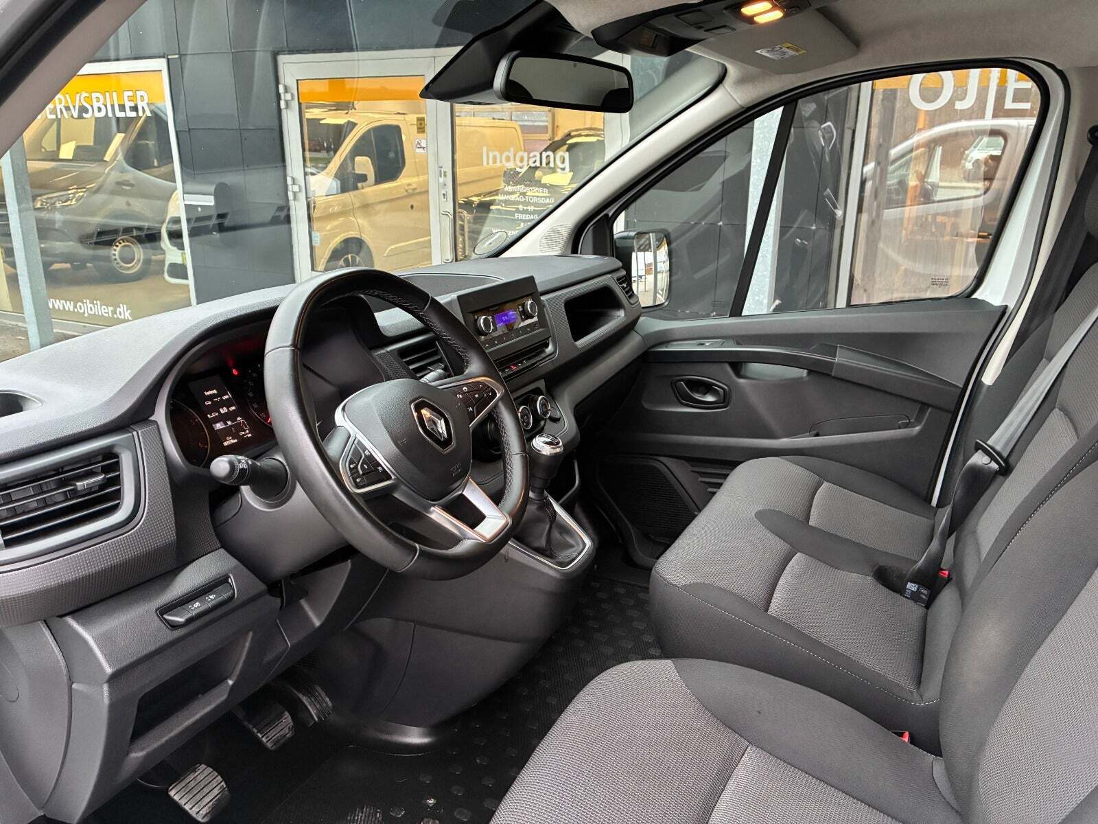 Hvid Renault Trafic fra 2022