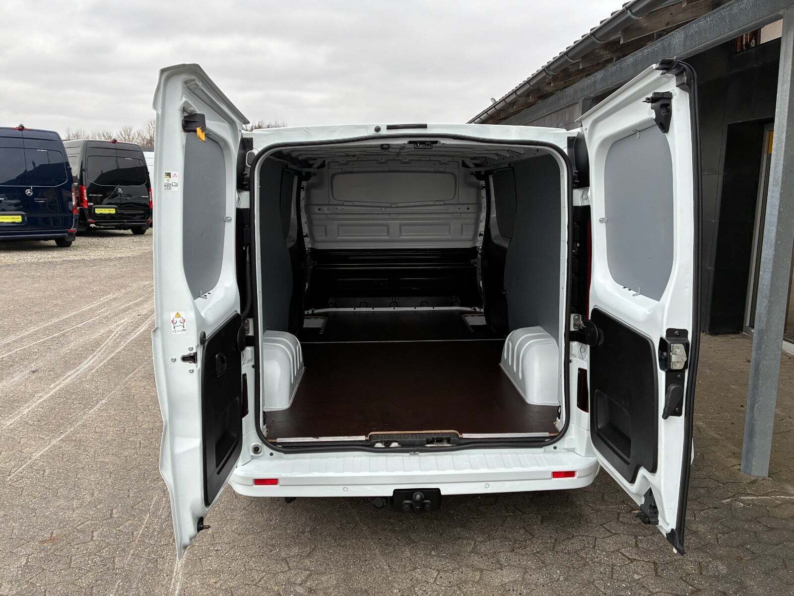 Hvid Renault Trafic fra 2022