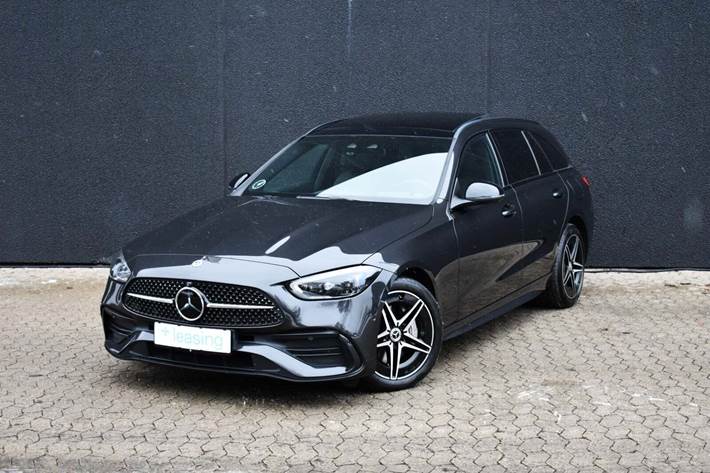 Grå Mercedes C300 e fra 2022 set udefra