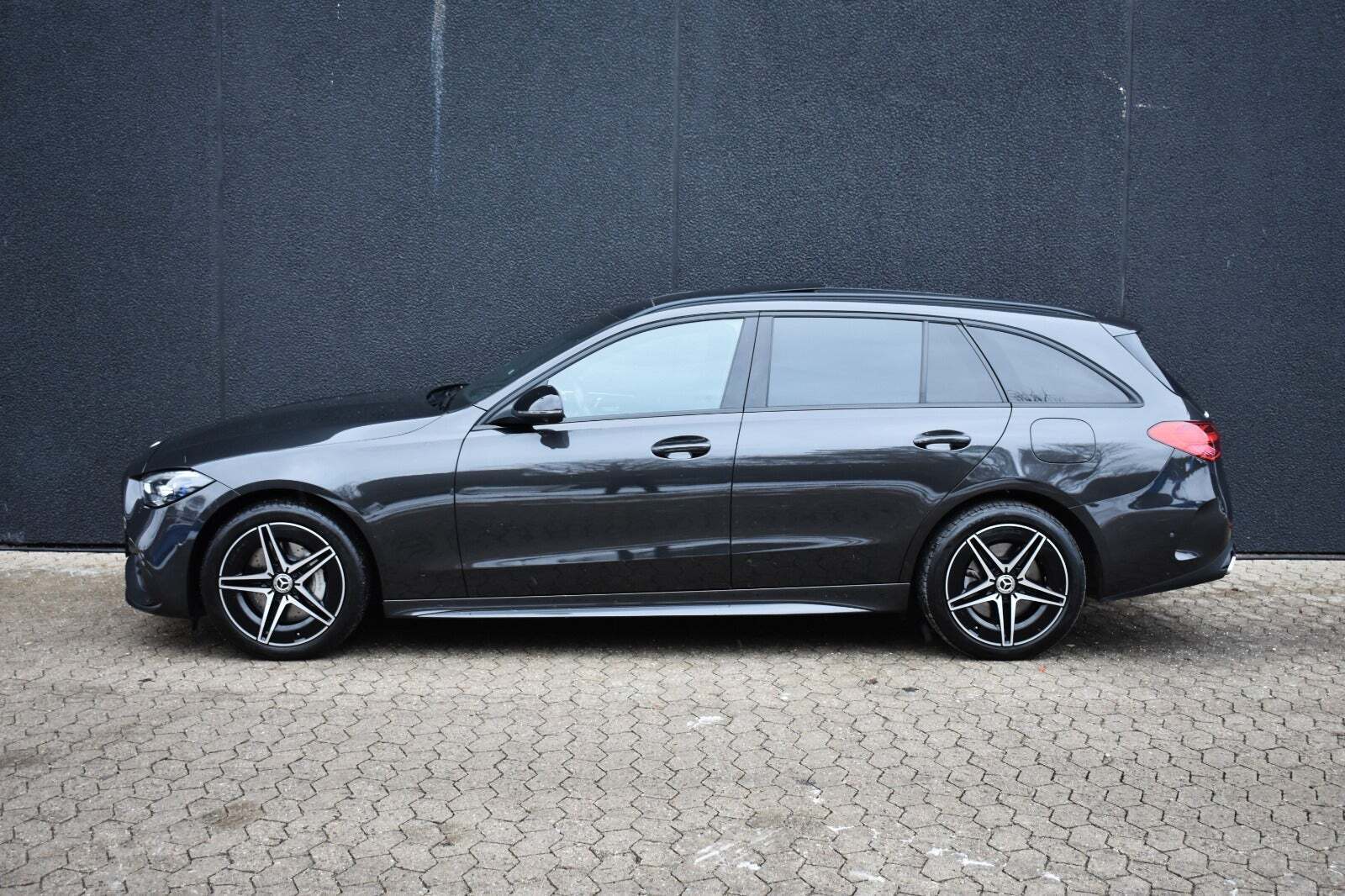 Grå Mercedes C300 e fra 2022