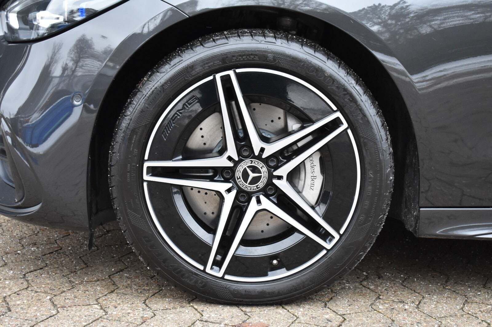 Grå Mercedes C300 e fra 2022