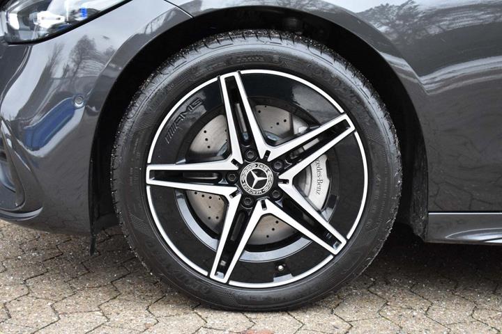 Grå Mercedes C300 e fra 2022