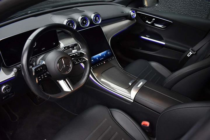 Grå Mercedes C300 e fra 2022