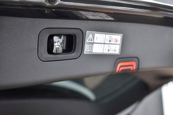 Grå Mercedes C300 e fra 2022