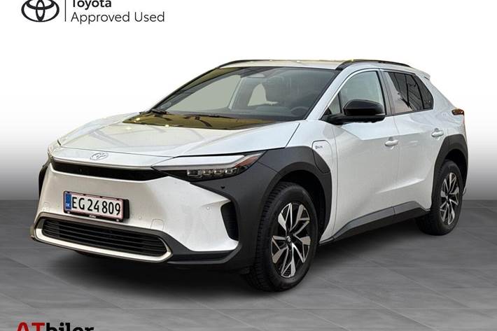 Hvid Toyota BZ4X fra 2025 set udefra
