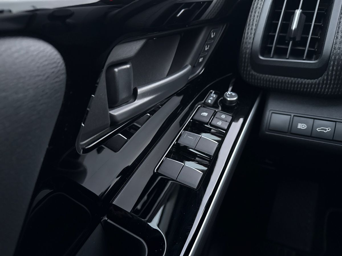 Hvid Toyota BZ4X fra 2025