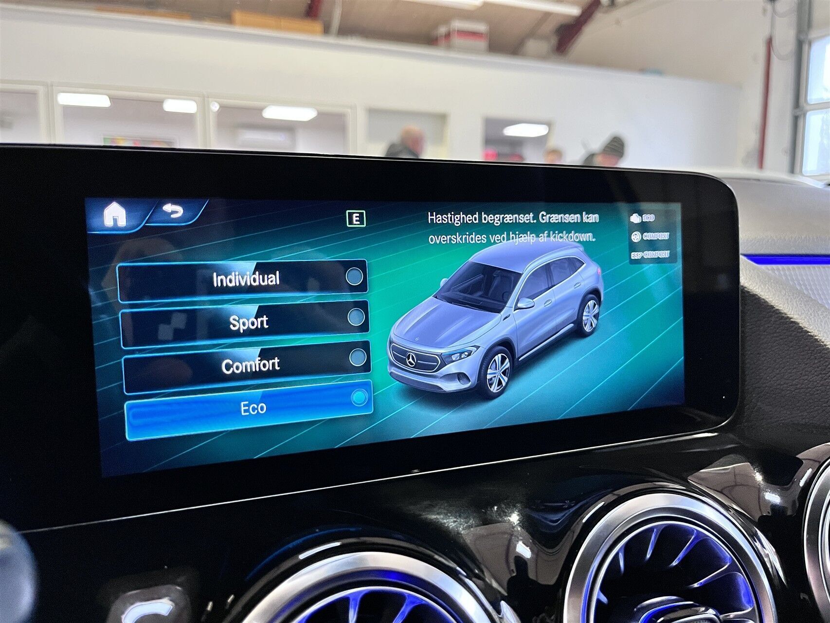 Sølv Mercedes EQA 250 fra 2021