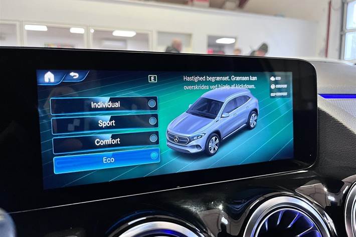 Sølv Mercedes EQA 250 fra 2021