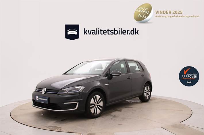 Grå VW Golf fra 2021 set udefra