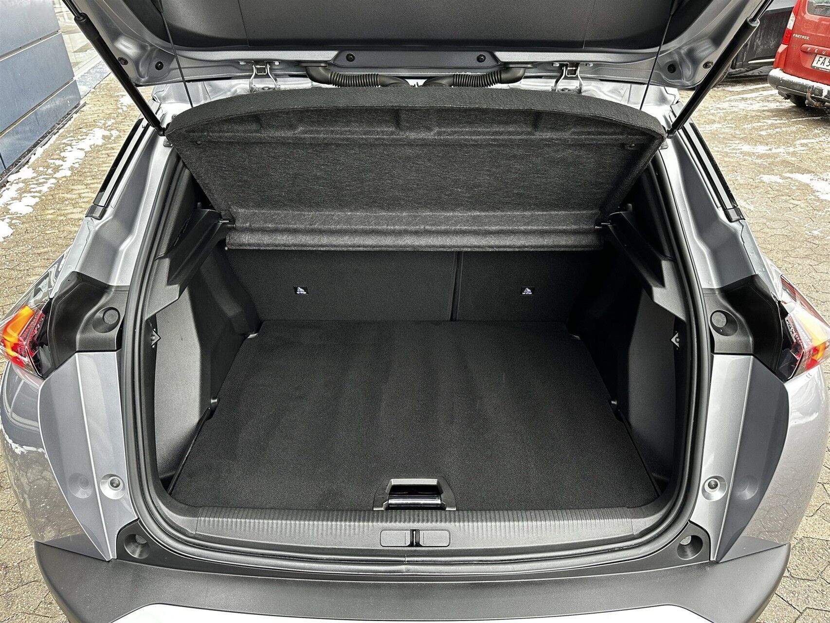 Grå Peugeot 2008 fra 2022