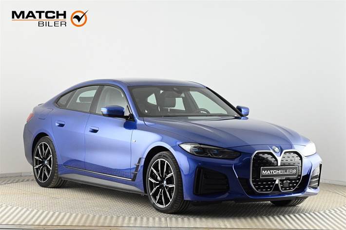 Blå BMW i4 fra 2024 set udefra