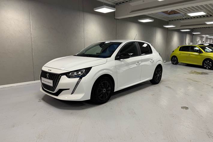 Hvid Peugeot 208 fra 2023 set udefra