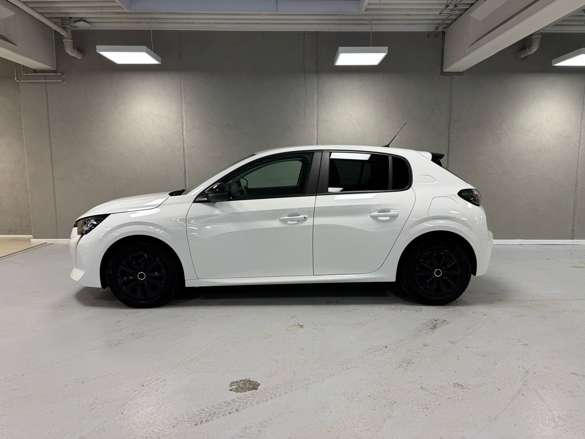 Hvid Peugeot 208 fra 2023