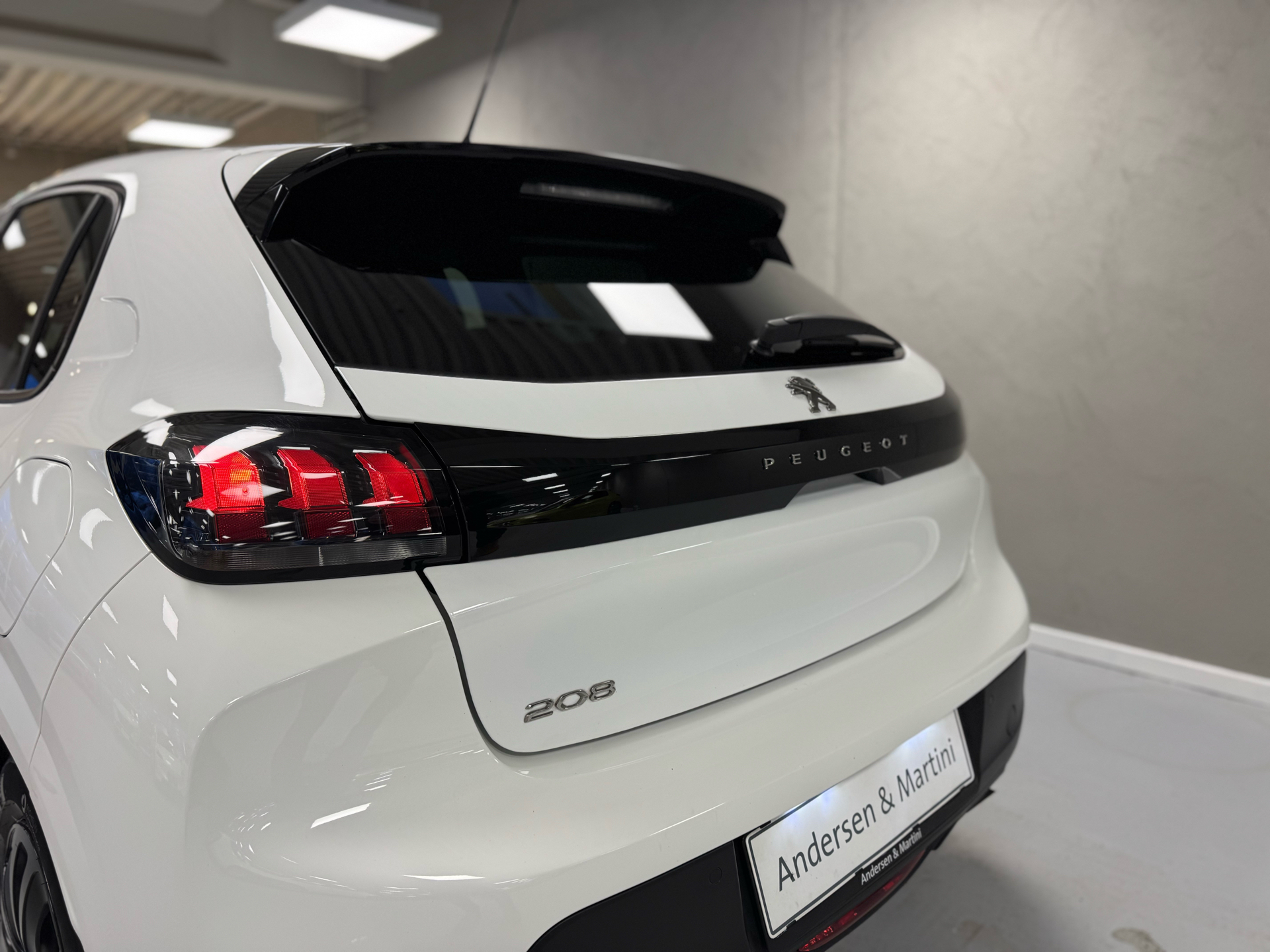 Hvid Peugeot 208 fra 2023
