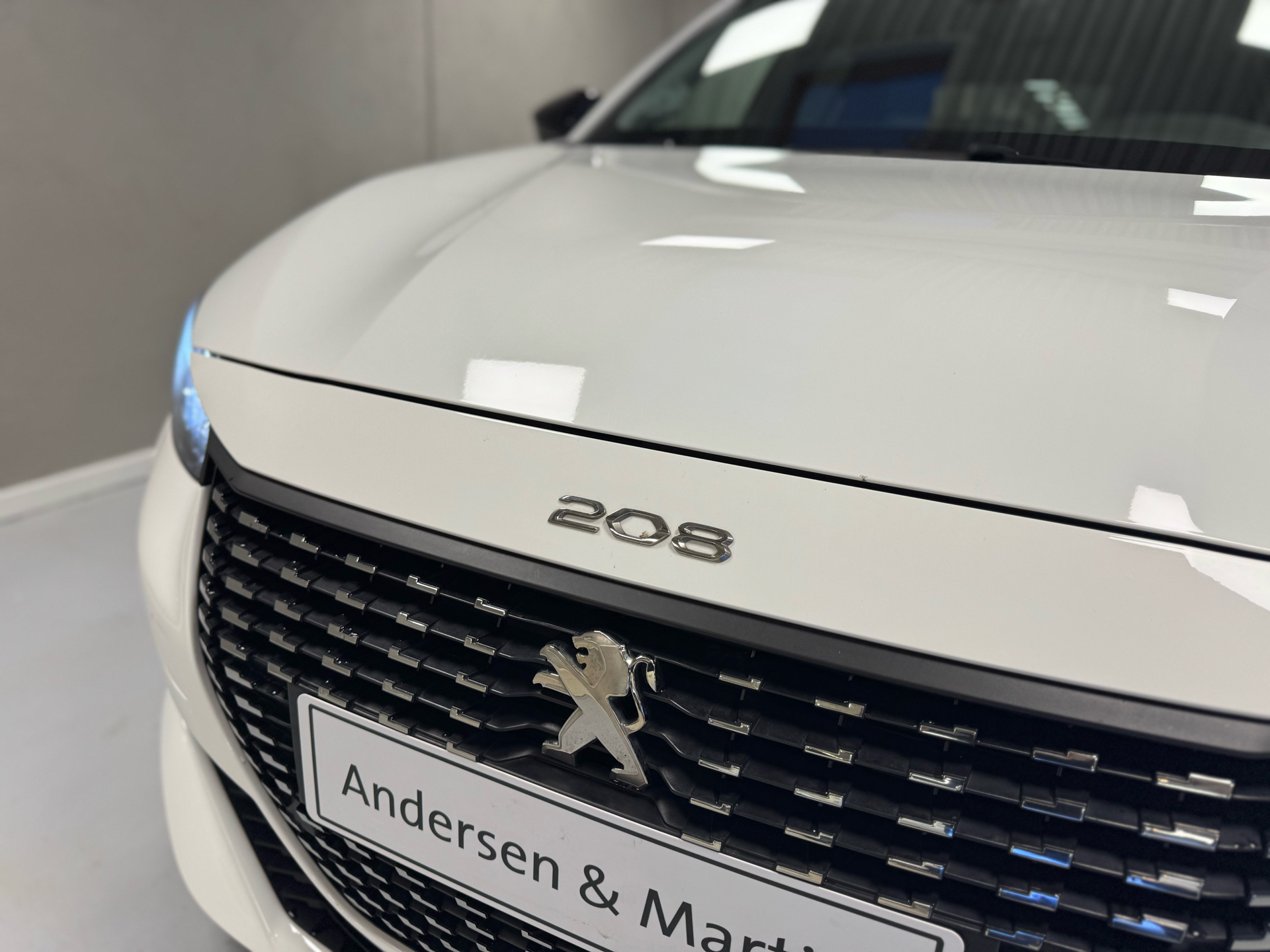 Hvid Peugeot 208 fra 2023