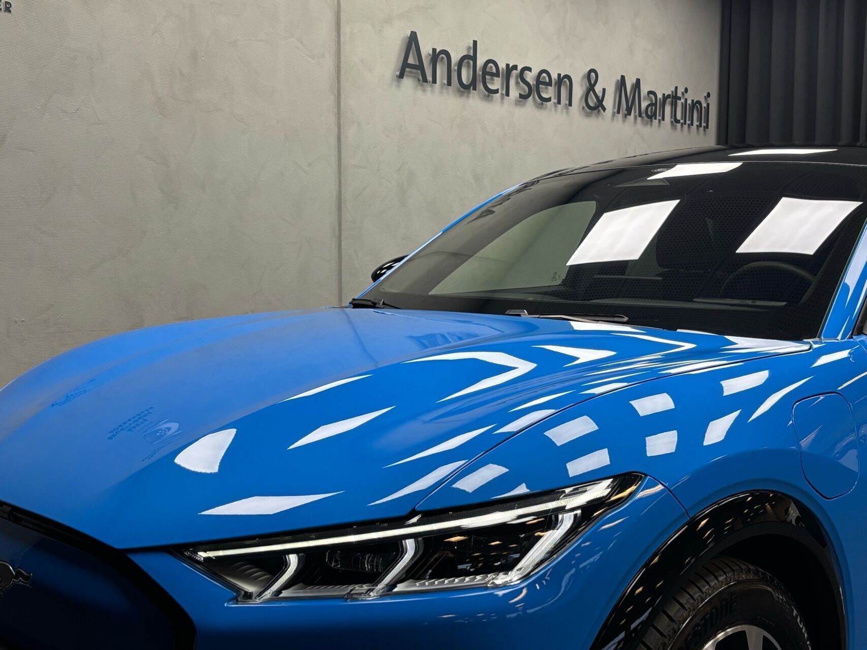 Blå Ford Mustang Mach-E fra 2024