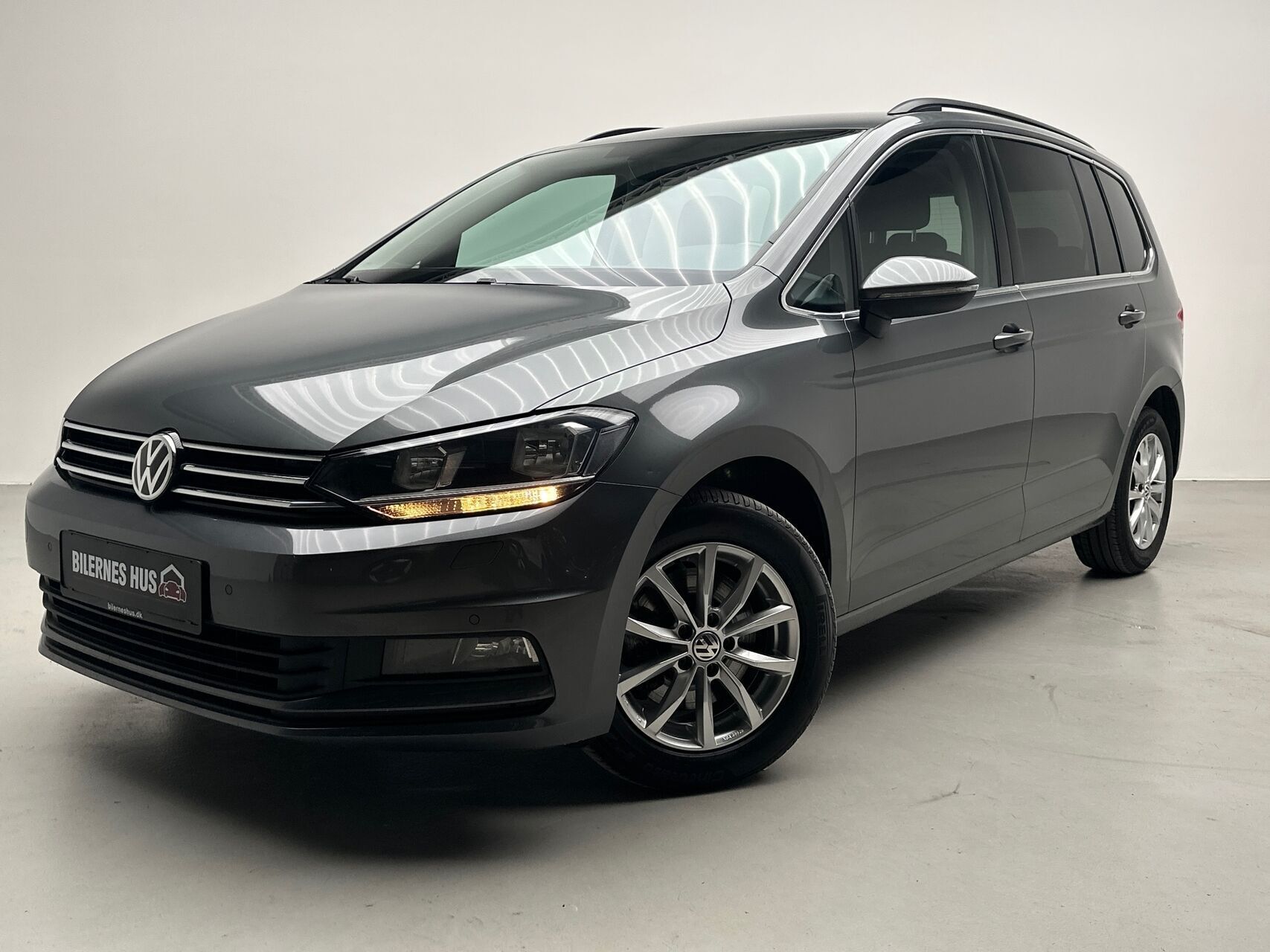 Grå VW Touran fra 2018