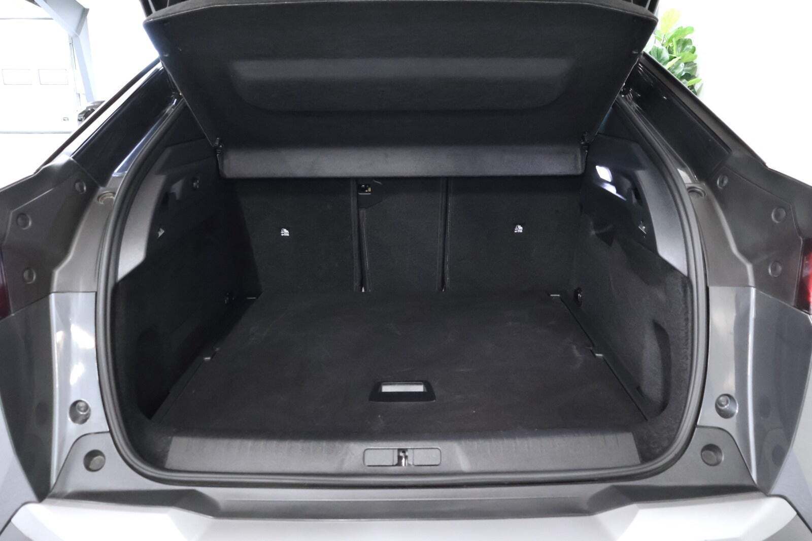 Grå Peugeot e-3008 fra 2024