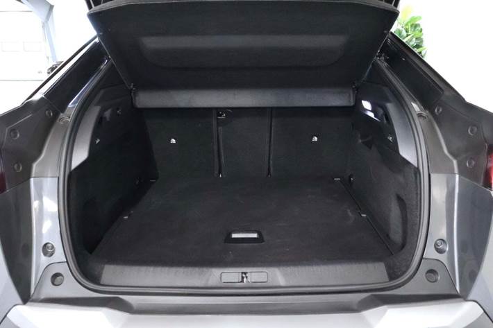 Grå Peugeot e-3008 fra 2024