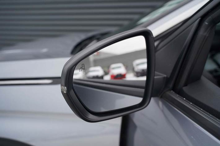 Grå Peugeot 3008 fra 2021