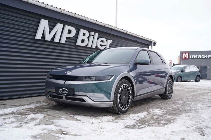 Blå Hyundai Ioniq 5 fra 2024 set udefra