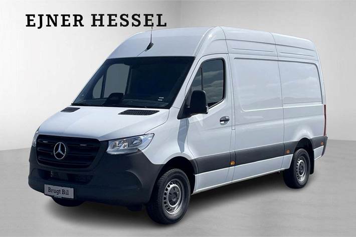 Hvid Mercedes Sprinter 317 fra 2024 set udefra