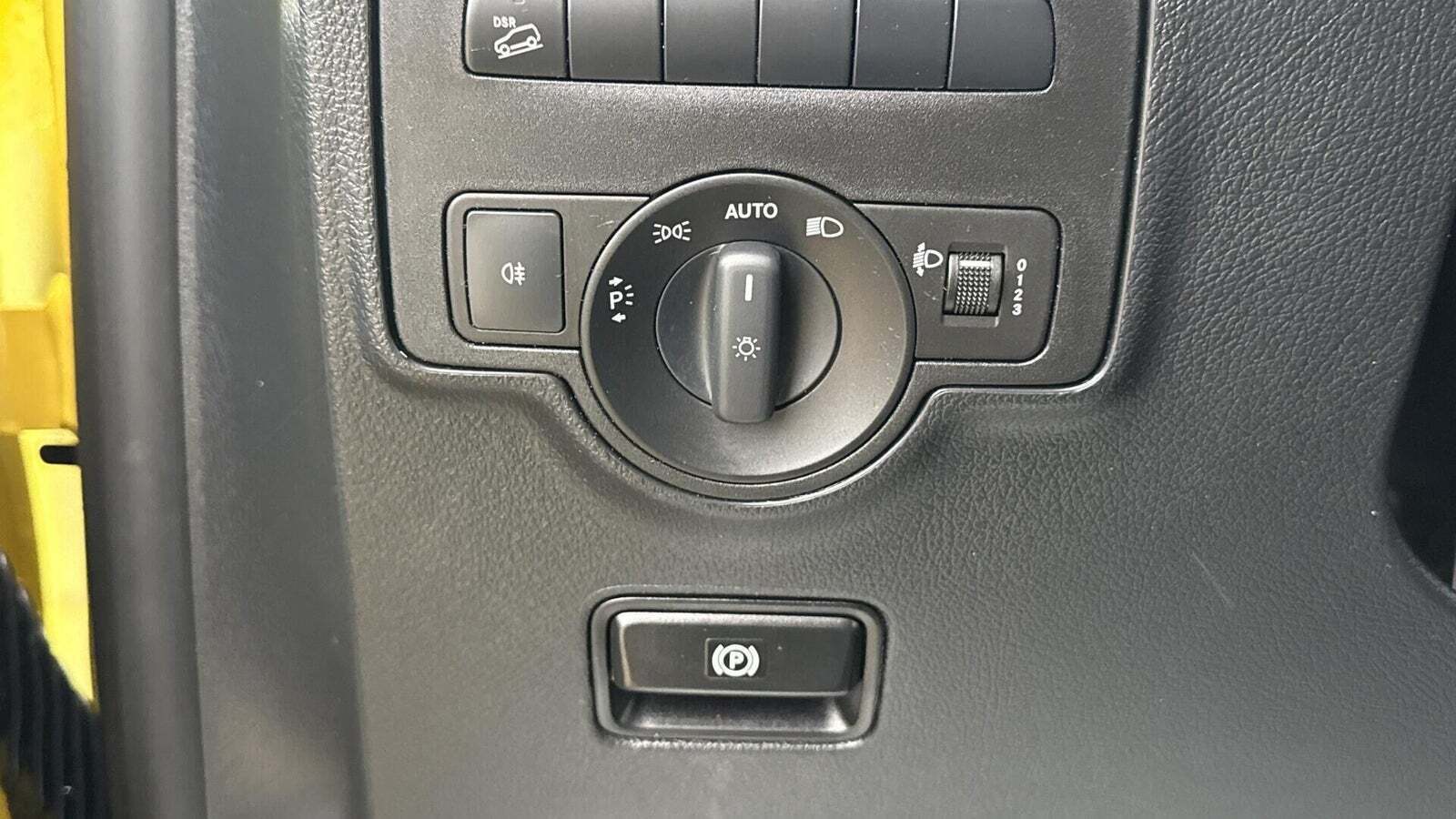 Gul Mercedes Vito 114 fra 2023