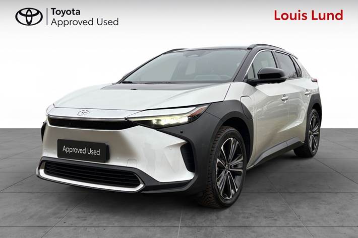 Sort Toyota BZ4X fra 2024 set udefra