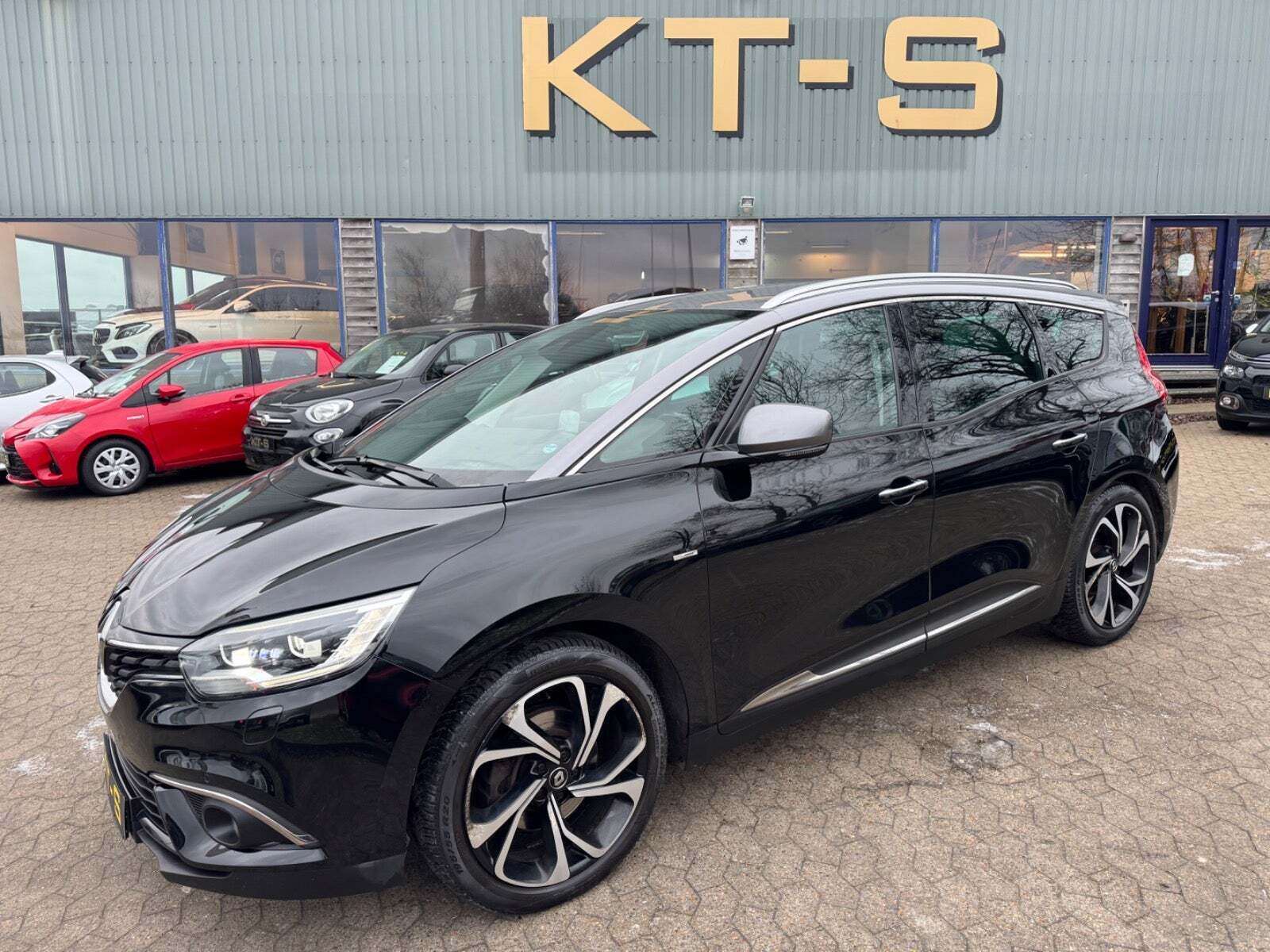 Grå Renault Grand Scenic IV fra 2017