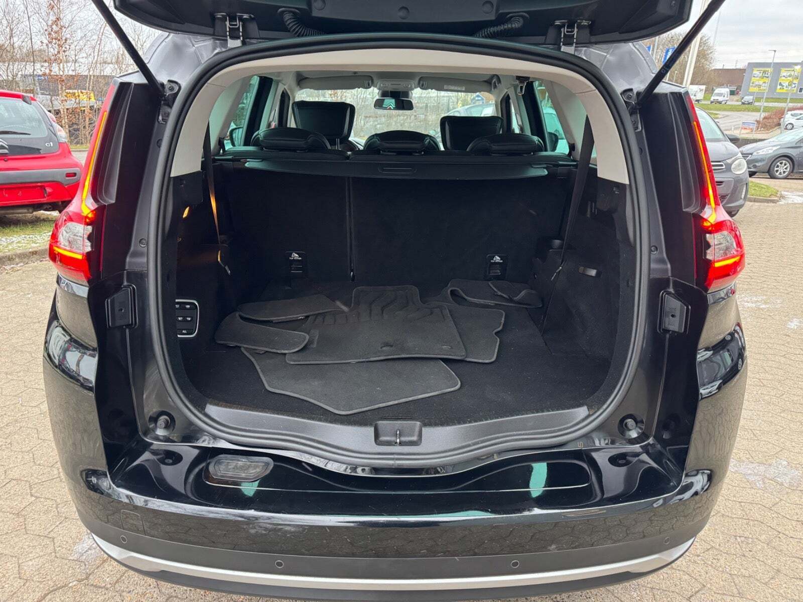 Grå Renault Grand Scenic IV fra 2017