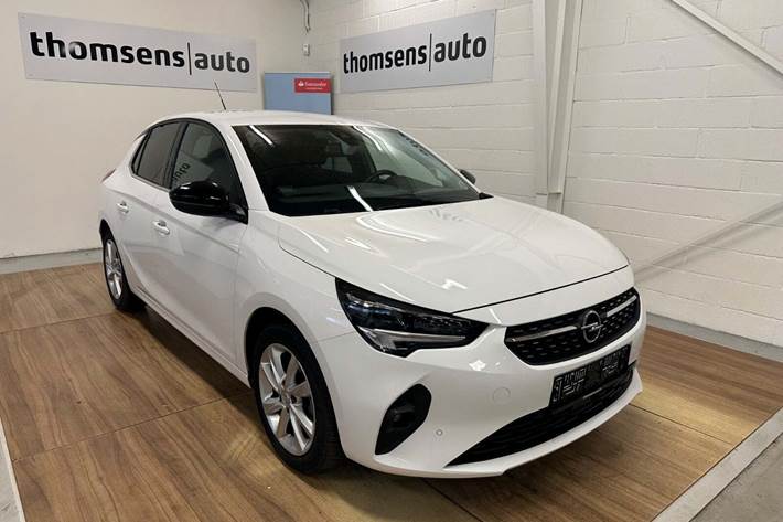 Hvid Opel Corsa fra 2021 set udefra
