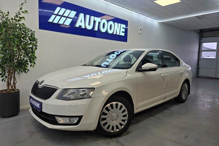 Hvid Skoda Octavia fra 2014 set udefra