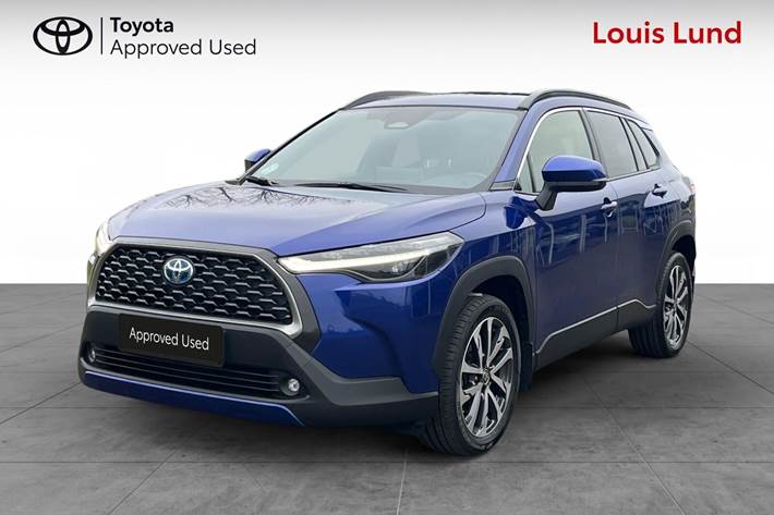 Blå Toyota Corolla Cross fra 2024 set udefra