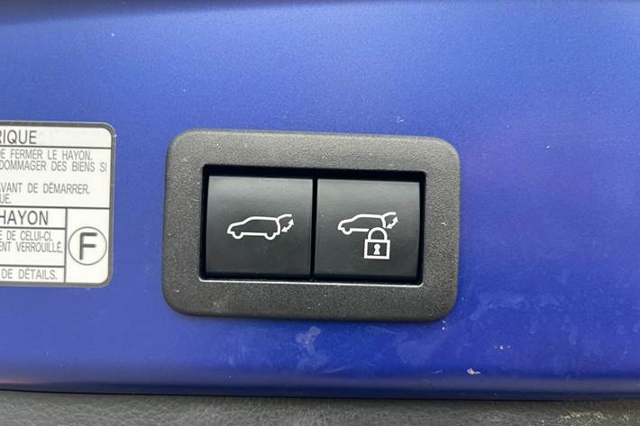 Blå Toyota Corolla Cross fra 2024