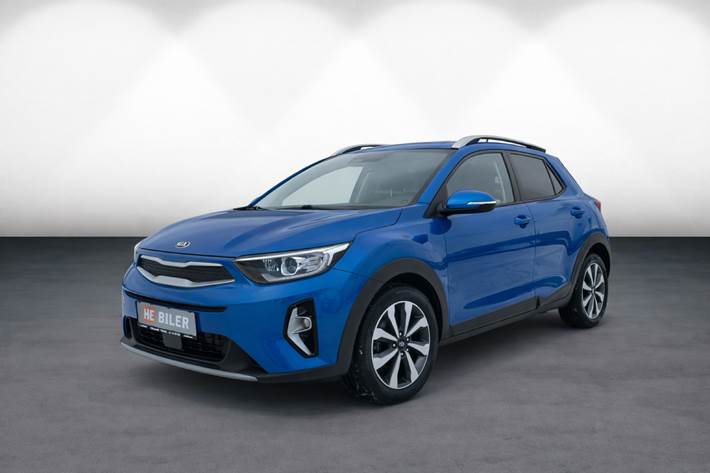 Blå Kia Stonic fra 2021 set udefra