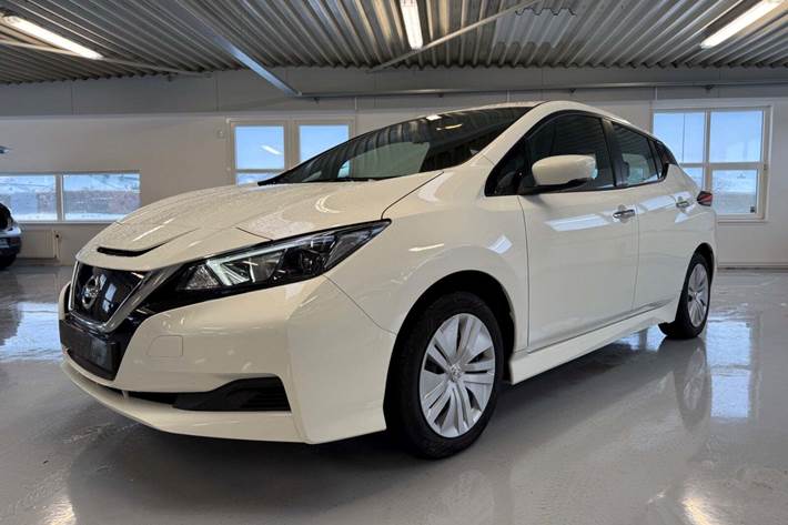 Hvid Nissan Leaf fra 2021 set udefra