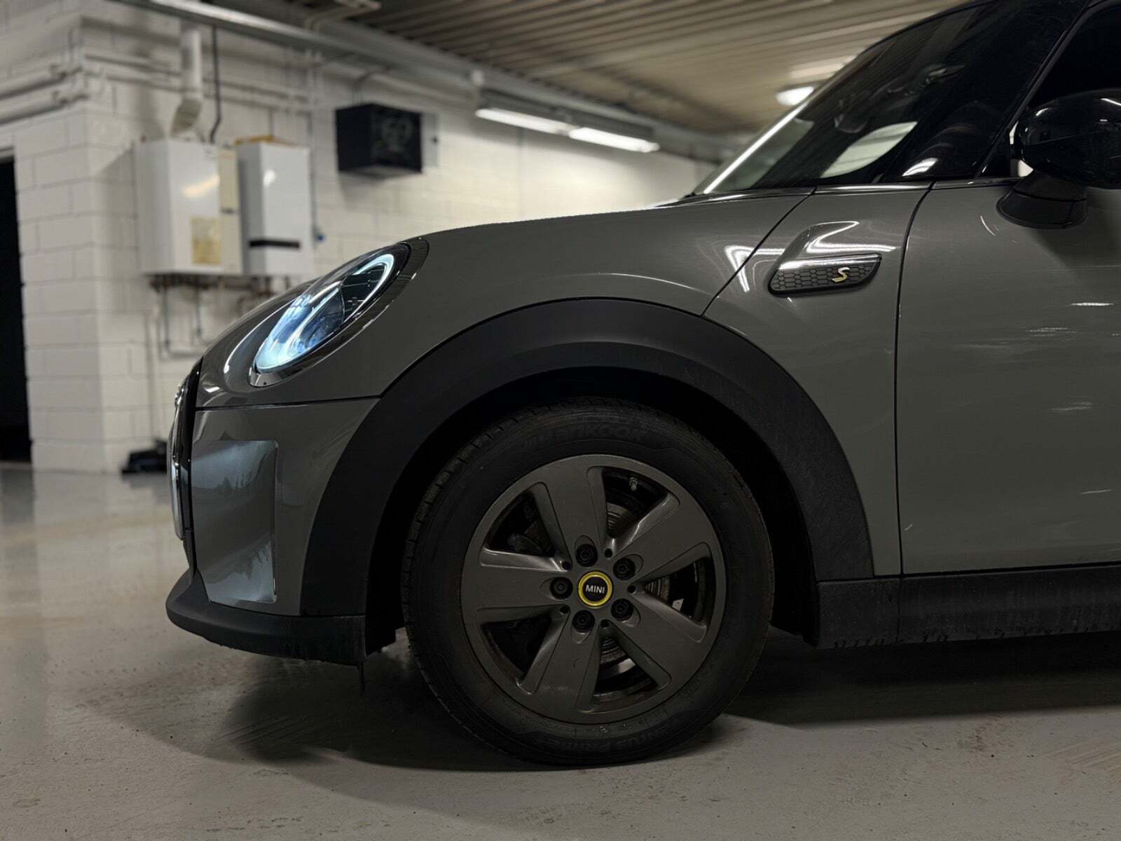 Grå Mini Cooper SE fra 2023