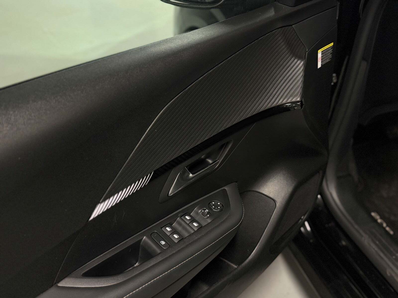 Sort Peugeot e-208 fra 2024