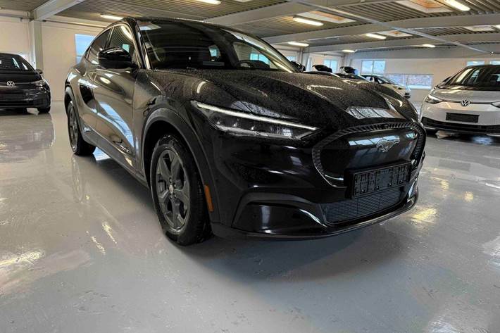 Sort Ford Mustang Mach-E fra 2022 set udefra