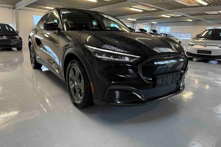 Sort Ford Mustang Mach-E fra 2022 set udefra
