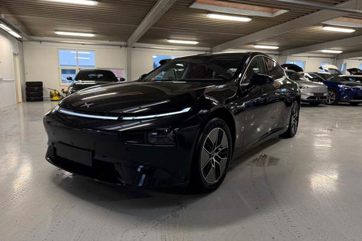 Sort Xpeng P7 fra 2023 set udefra