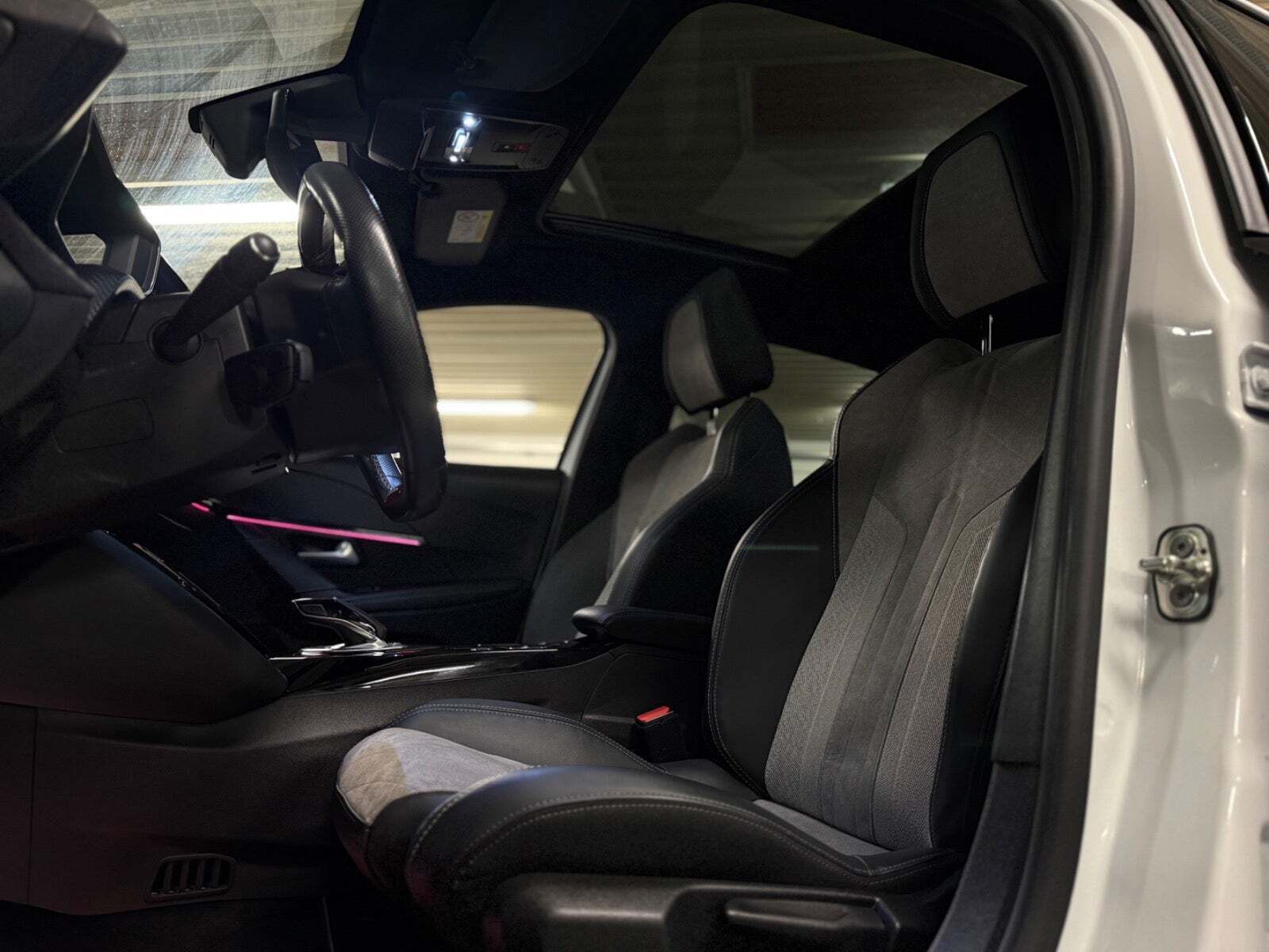 Hvid Peugeot e-208 fra 2021