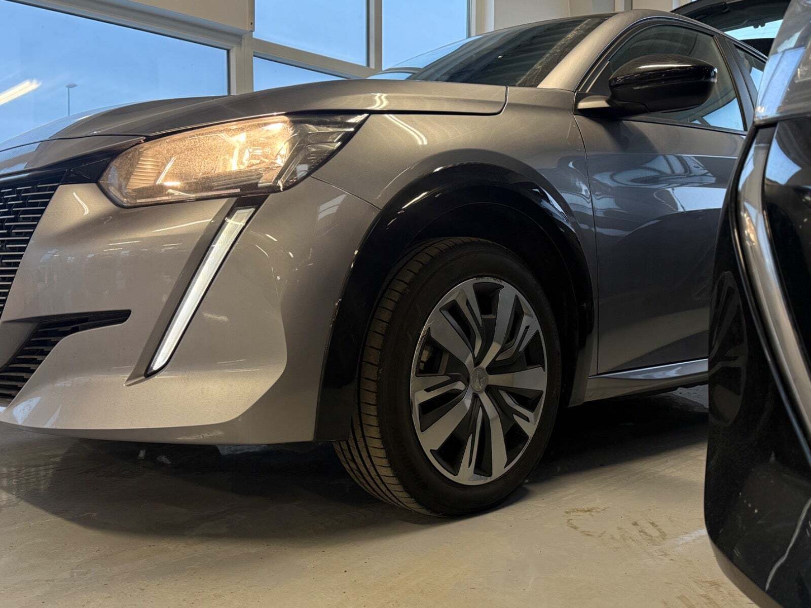 Sølv Peugeot e-208 fra 2023